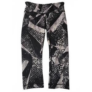 Lululemon Women's Activewear cropped Leggings Size 6 Black and White Pattern